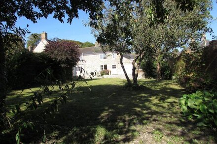 Delightful light and spacious character stone cottage near the Jurassic coast