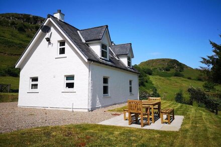 Achalic Beag - sleeps 4 guests  in 2 bedrooms