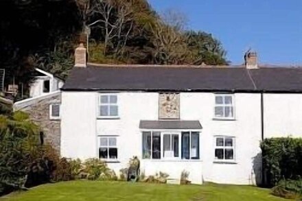 Seaweed Cottage in Fowey overlooking the beach with a garden and a parking space