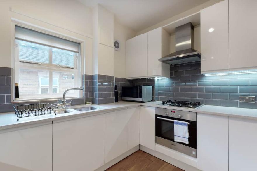 UK.LO.ACA - Lovely 2-Bedroom Flat With Parking Near Highgate