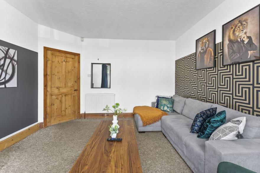 Large Stylish Home - Close to The City - Garden