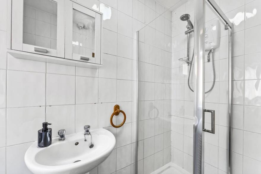 Large Stylish Home - Close to The City - Garden