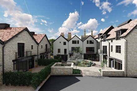 Walcot Yard gated mews with parking, Central Bath