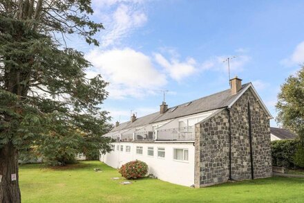 27 CAE DU, pet friendly, with a garden in Abersoch