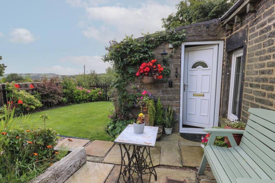 PROSPECT COTTAGE, Pet Friendly, With A Garden In Ripponden