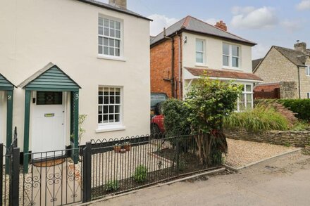 3 LAKE COTTAGES, romantic, with a garden in Prestbury