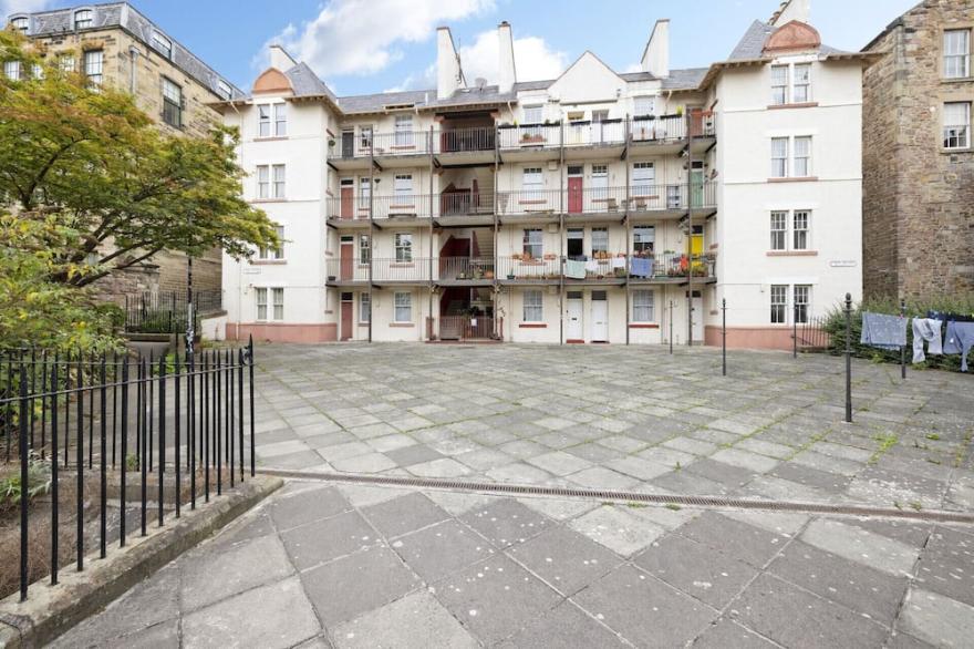 ALTIDO  Stylish 4-Bed Flat In Old Town