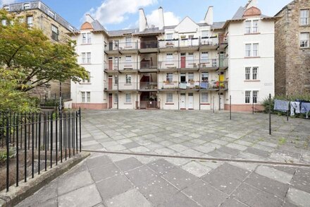 ALTIDO  Stylish 4-bed flat in Old Town