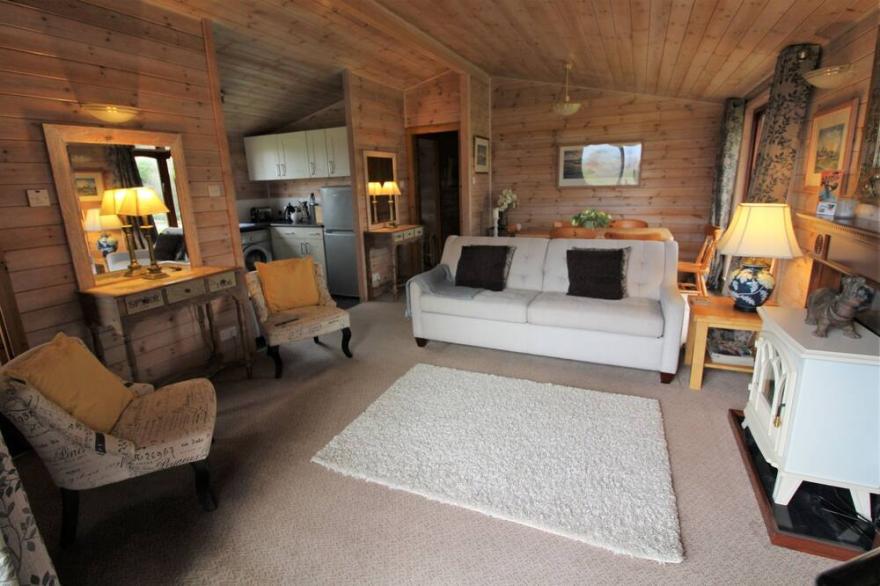 comfortable three bedroomed Cottage in Romney Marsh Britain with Wooden Deck