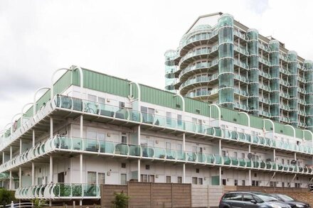 Skyvillion TowerPoint Enfield - 1-Bed Deluxe Apartment w/ Balcony free Parking