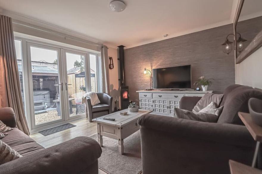 Private House in Leicestershire  hot tub garden log burner <br>Central UK location
