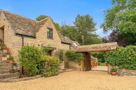 Barns Lee, Eastcourt - sleeps 7+2 guests in 5 bedrooms