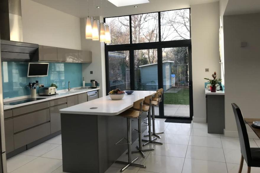 Superb 5-bed family house, beach, hot tub, large garden & parking