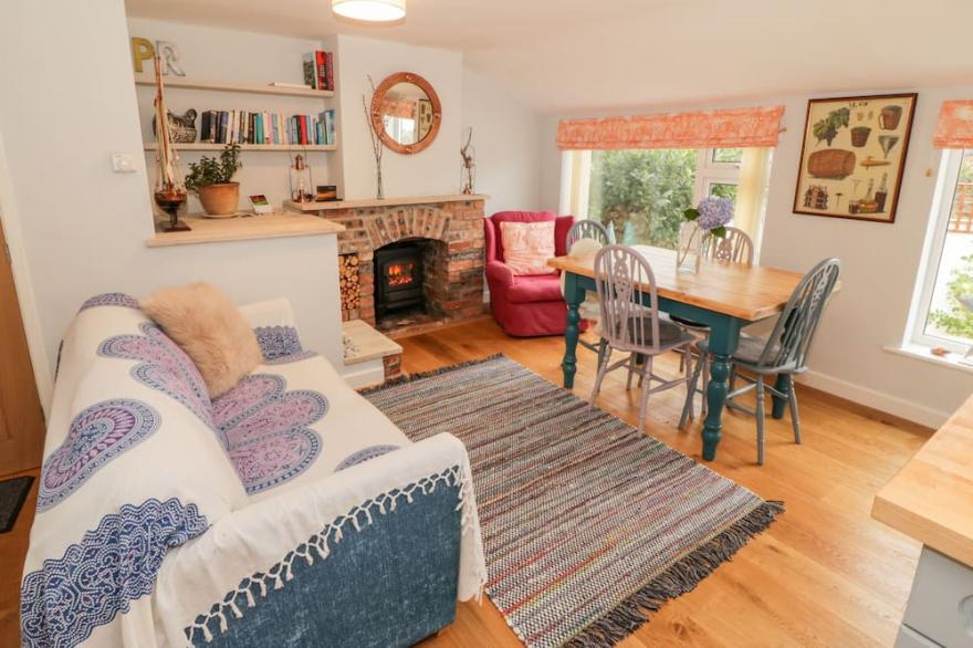 PEDLARS PACK, family friendly, character holiday cottage in Moelfre