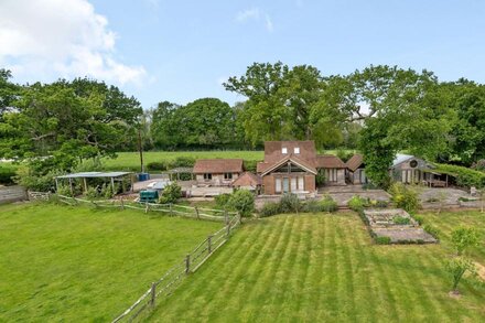 SLEEPS 10-14 - FIVE Bed Rural Oak Framed Home with 3 Studios