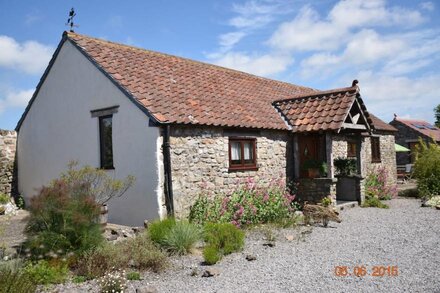 Rural Retreat - Gold Award, 4 Star Barn in a Beautiful Garden - 5 miles to Wells