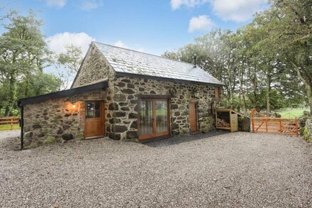 YR HEN ORIEL, family friendly, character holiday cottage in Llanrug