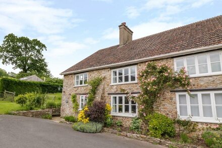 WHITEHALL FARM COTTAGE, family friendly, with open fire in Honiton