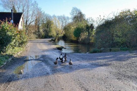 2 bedroom accommodation in Arlingham, near Frampton-on-Severn