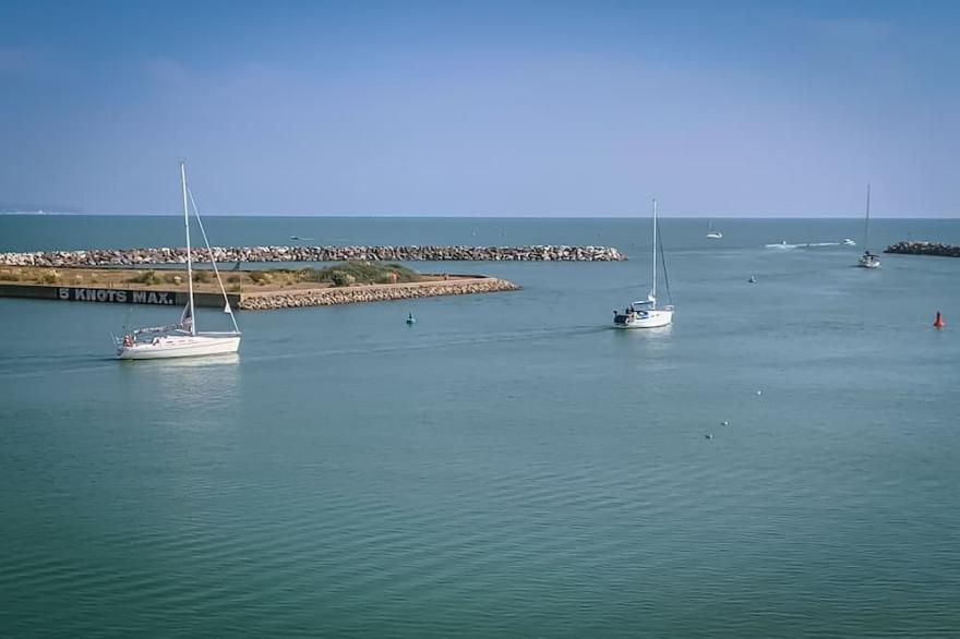 Seaviews Sovereign Harbour - Adults-Only Apartment With Stunning Water Views
