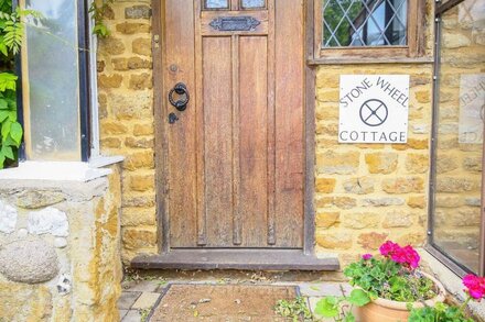 STONE WHEEL COTTAGE, pet friendly, with pool in Hook Norton