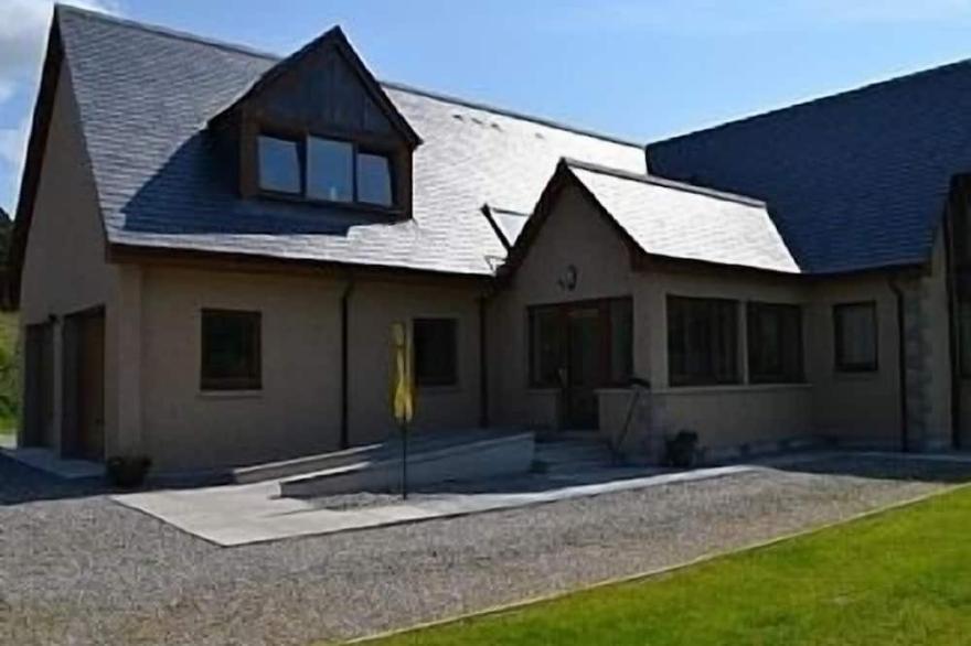 Outstanding Accommodation With Unique Views To The River Spey.