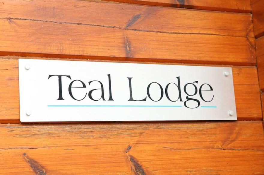 TEAL LODGE, Pet Friendly, Character Holiday Cottage In Tattershall