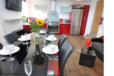 Sleeps 10 - Free Parking - Themed Accommodation