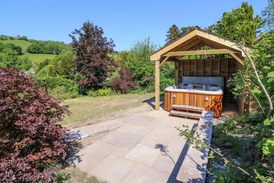 PEN Y MAES, Pet Friendly, With Hot Tub In Builth Wells