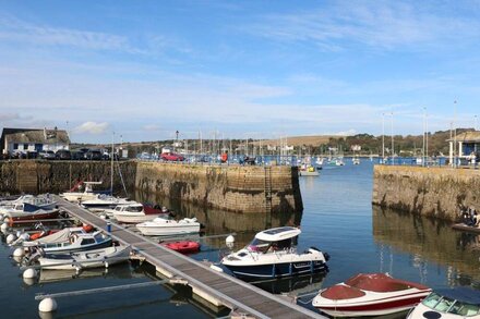 PRIMROSE COTTAGE, pet friendly, character holiday cottage in Penryn