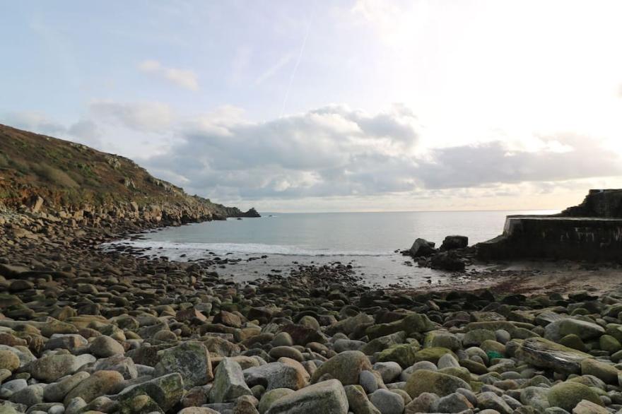 BORAH LODGE, pet friendly, with hot tub in Mousehole