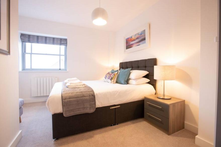 Luxury  spacious apartment, secure parking just 8 minutes walk to Windsor Castle