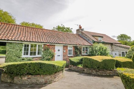 LUPIN COTTAGE, pet friendly, character holiday cottage in Hunmanby