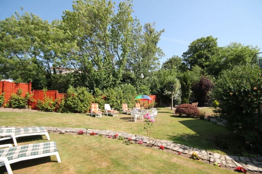 large family 4 bed house with wonderful location near zoo beaches and town