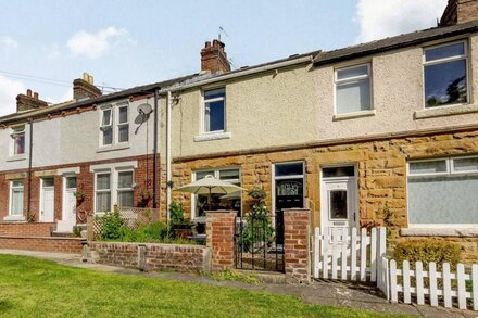 4 FORD STREET, pet friendly, country holiday cottage in Lanchester