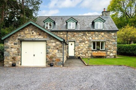 Ty Carreg Rowen - Three Bedroom House, Sleeps 6