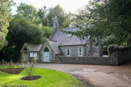 Oystermouth Chapel - Three Bedroom House, Sleeps 6