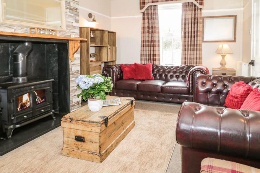 2 OLD COASTGUARD HOUSE, pet friendly, with open fire in Beaumaris