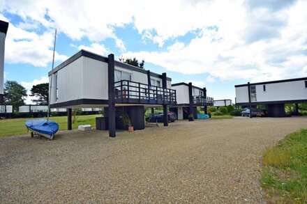 4 Avocet Quay , Emsworth  - sleeps 4 guests  in 2 bedrooms