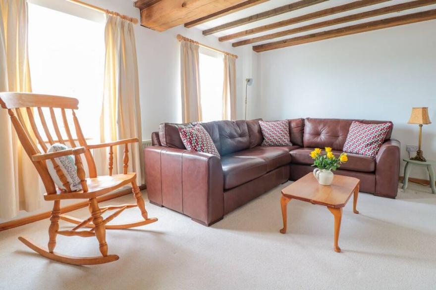 RODLEY MANOR COTTAGE, BLOEMUNS, character holiday cottage in Lydney