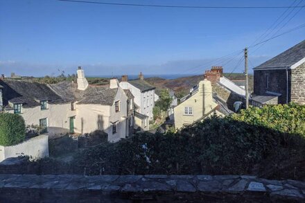 Beautiful C17th cottage with great views, garden/parking, in Boscastle village