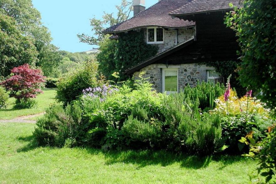 Romantic sunny South Devon garden cottage with wifi set in garden and woodland