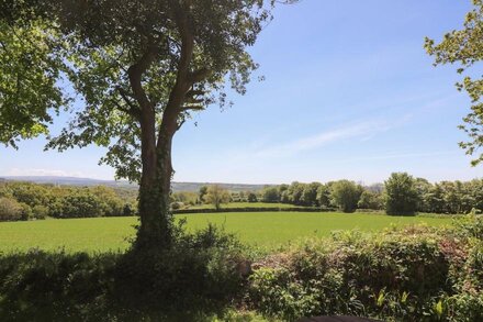 DARTMOOR 2, pet friendly, character holiday cottage in Callington