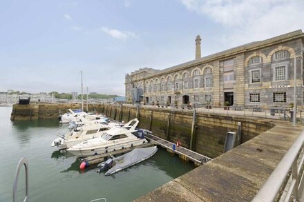 Bright & Airy Apartment in Royal William Yard