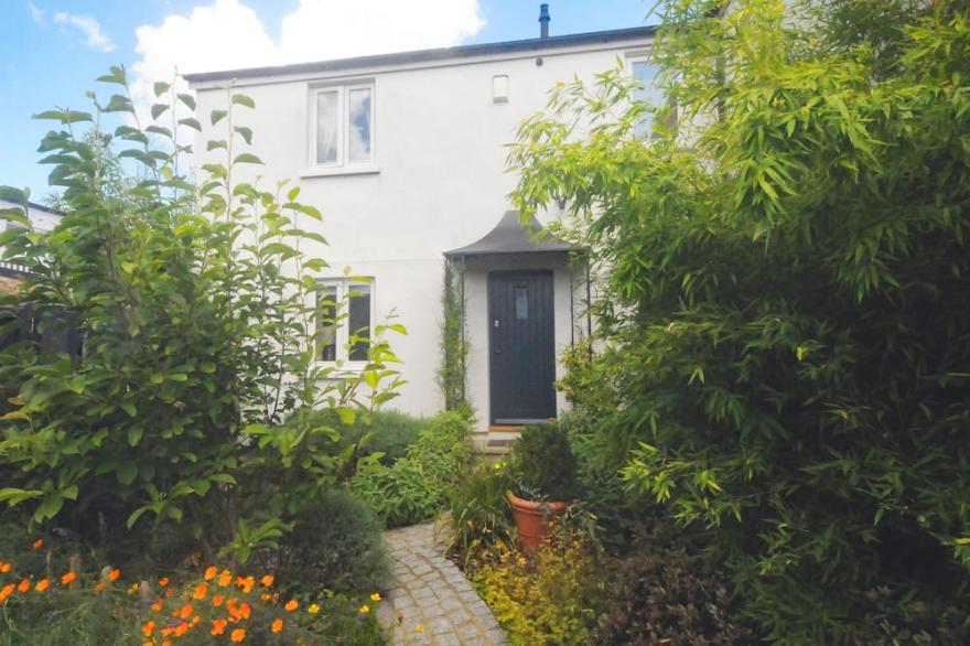 Cottage style small Town house in the centre of Cheltenham