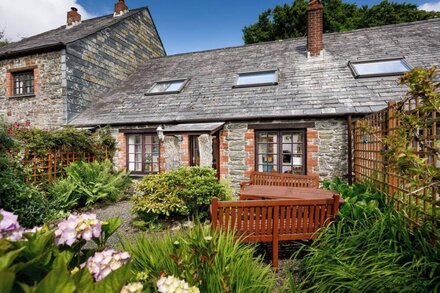 POND MEADOW, pet friendly, character holiday cottage in Warbstow,