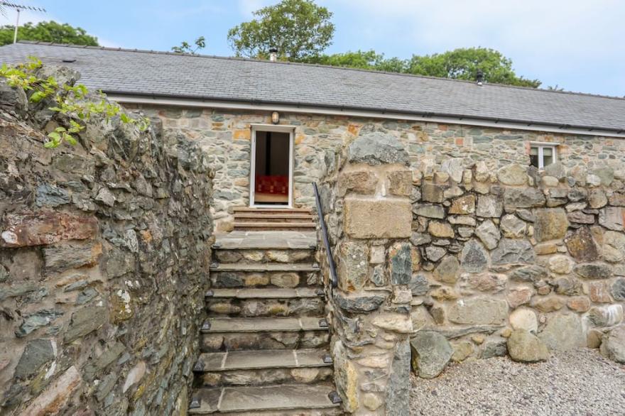 GWEL Y RHOS, Pet Friendly, With Open Fire In Newborough