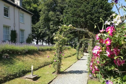 Bodrugan; a charming Cornish cottage with grounds and private patio, dogfriendly