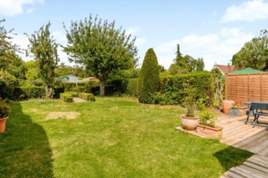 The Queen Edith Place - Lovely 6BDR Home in Secluded Neighbourhood