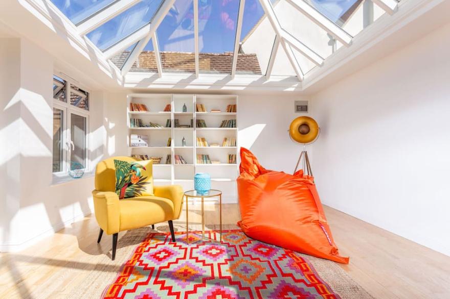 The Queen Edith Place - Lovely 6BDR Home in Secluded Neighbourhood